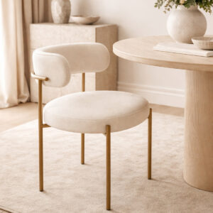 La Metallic Aria Chair – HBF Déco associe une structure métallique élégante à une assise rembourrée en tissu texturé blanc cassé. Confortable et raffinée, elle s’intègre parfaitement dans une salle à manger moderne ou un intérieur contemporain.